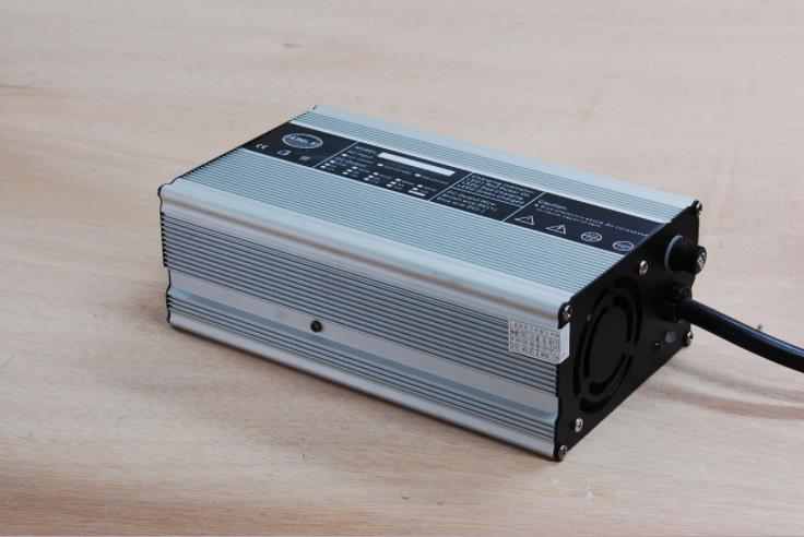 鉛酸電池充電器12V25A電動叉車洗地機堆高車充電器廠家