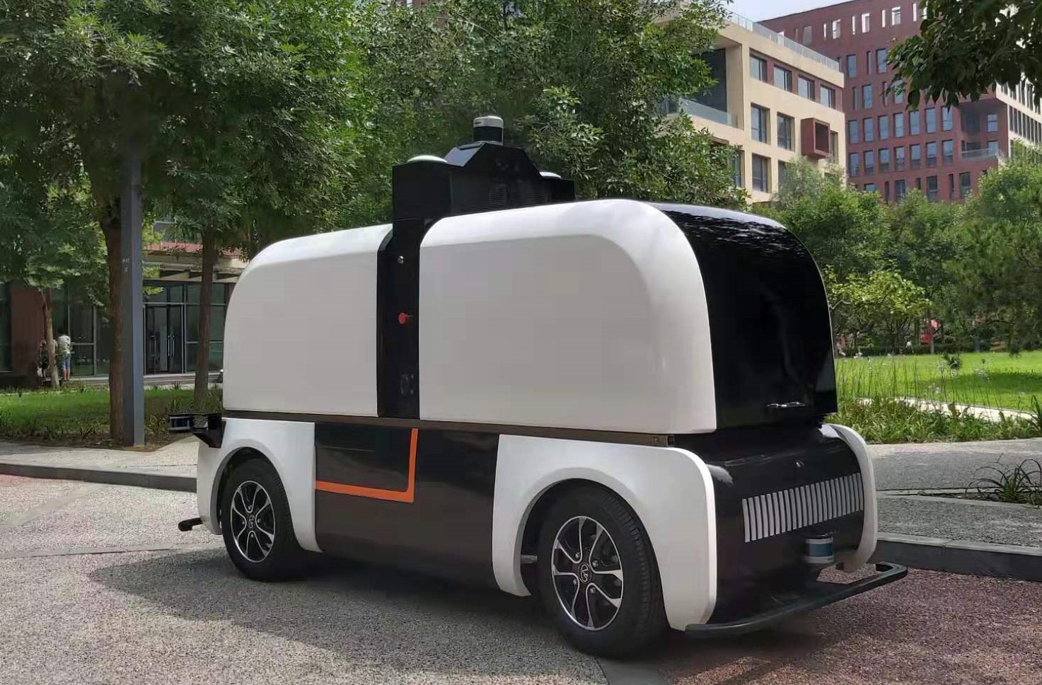 白犀牛無人車