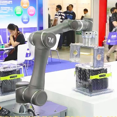 協(xié)作機器人搭載AGV